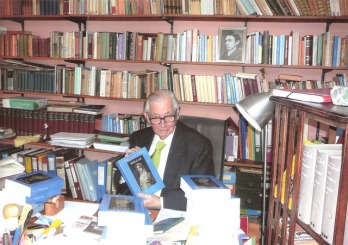 W.F. Veltman achter zijn bureau in zijn werkkamer in Den Haag